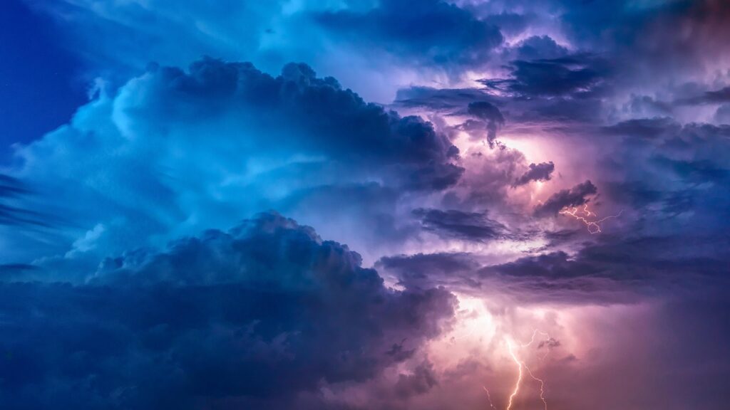 Thor Çekicini Taşa Vuruyor