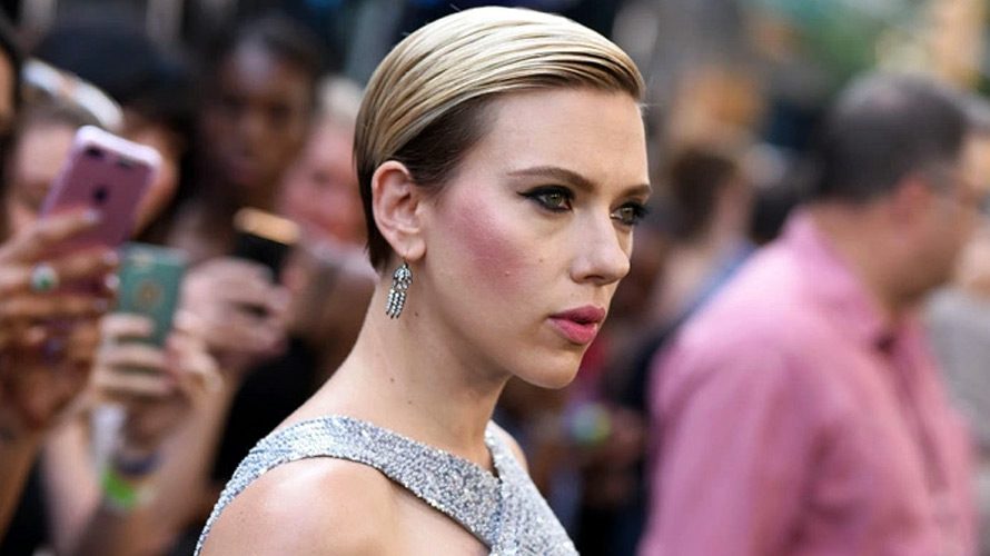 Scarlett Johansson Reflective Light Filminin Basrolunde