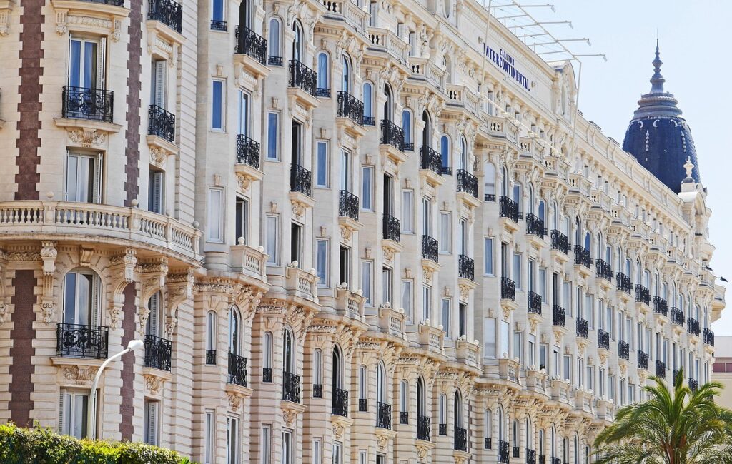 Hazar Ergüçlü ve Doğu Demirkol’dan Cannes tepkilerine cevap!