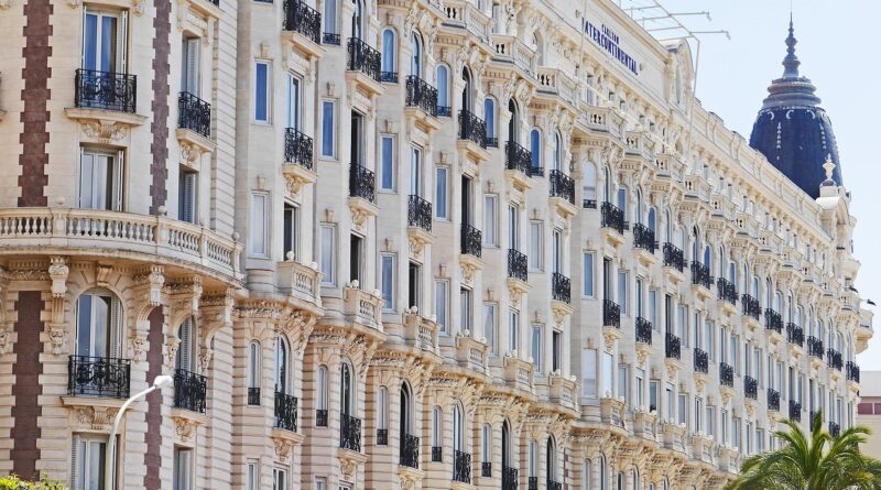 Hazar Ergüçlü ve Doğu Demirkol’dan Cannes tepkilerine cevap!