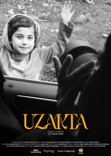Uzakta afişi
