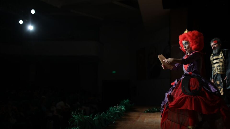 Alice Harikalar Diyarında Hun Çocuk Tiyatrosu sahne fotoğrafı 1